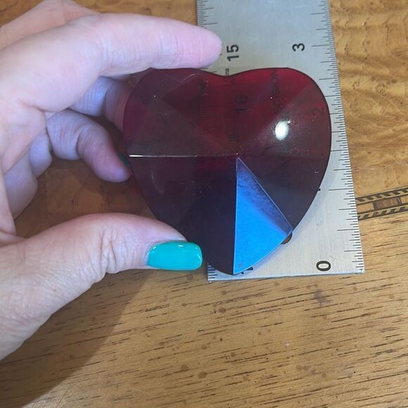 CRYSTAL HEART Faceted Deep Red Paperweight in - Picture 3 of 16